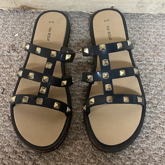 Via Rosa size 9/10 Black with Gold Studs Jelly Sandals with Gold Outline Trim - Picture 4 of 7